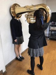 硬把大號塞到同學頭上