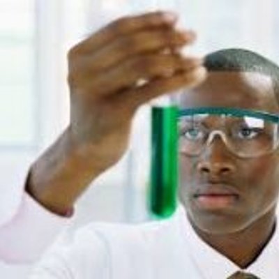 科學家仔細端詳試管