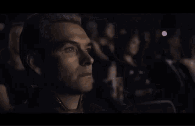 Homelander 獨自看戲