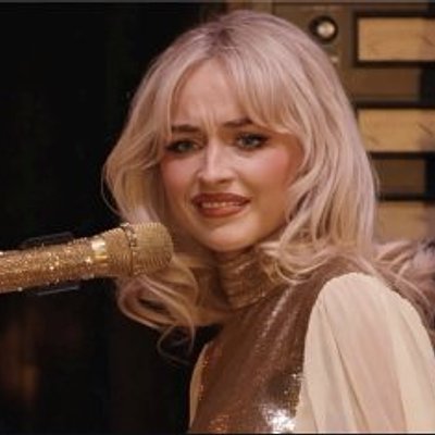 Sabrina Carpenter - 金裝尷尬假笑