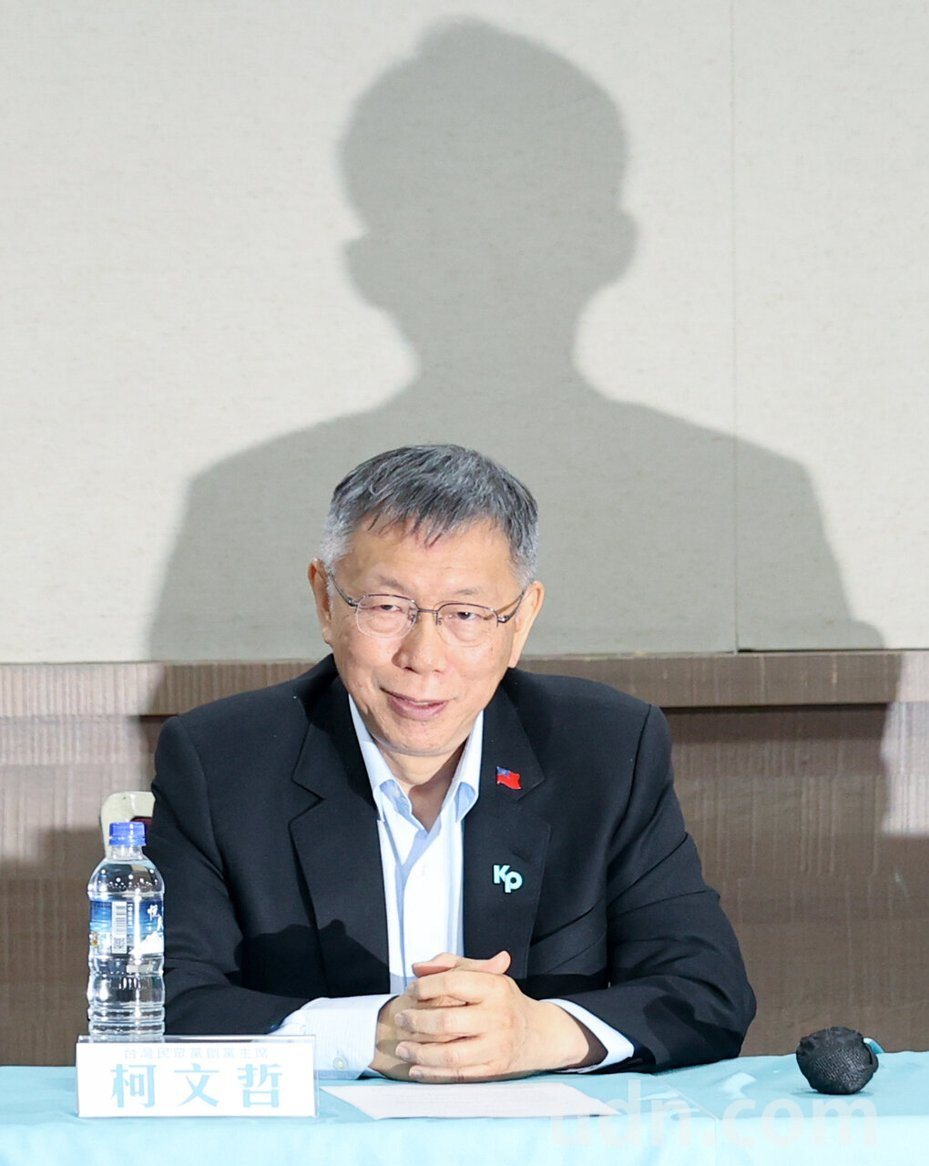 柯文哲記者會 - 巧合疊影似黃國昌