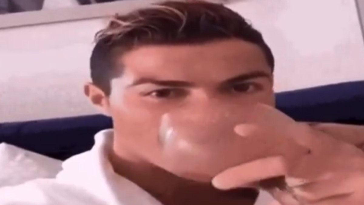 C羅 - 喝巧克力酒得意笑