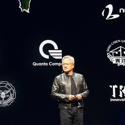 黃仁勳皮衣 - 輝達執行長舞台氣場