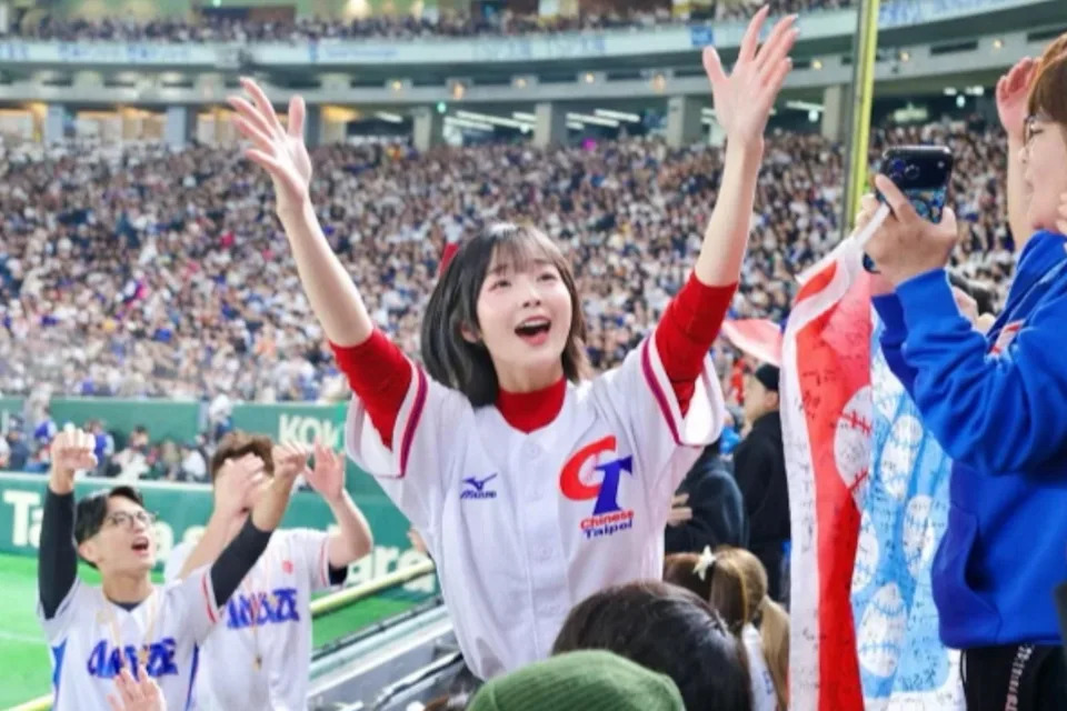 樂天女孩籃籃 - WBC雙手高舉應援