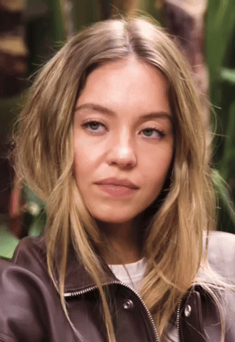 Sydney Sweeney - 面無表情死亡瞪視