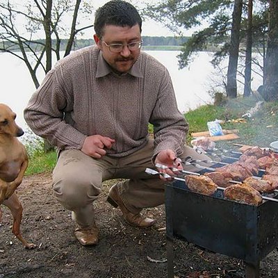 討食狗 - 烤肉架旁站立乞討