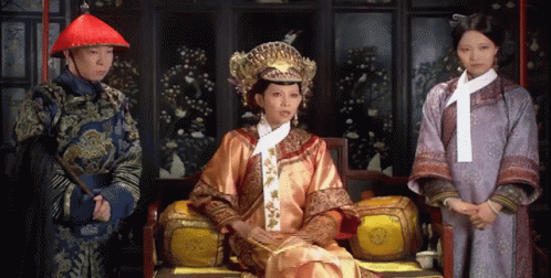 甄嬛傳 - 皇上端坐龍椅